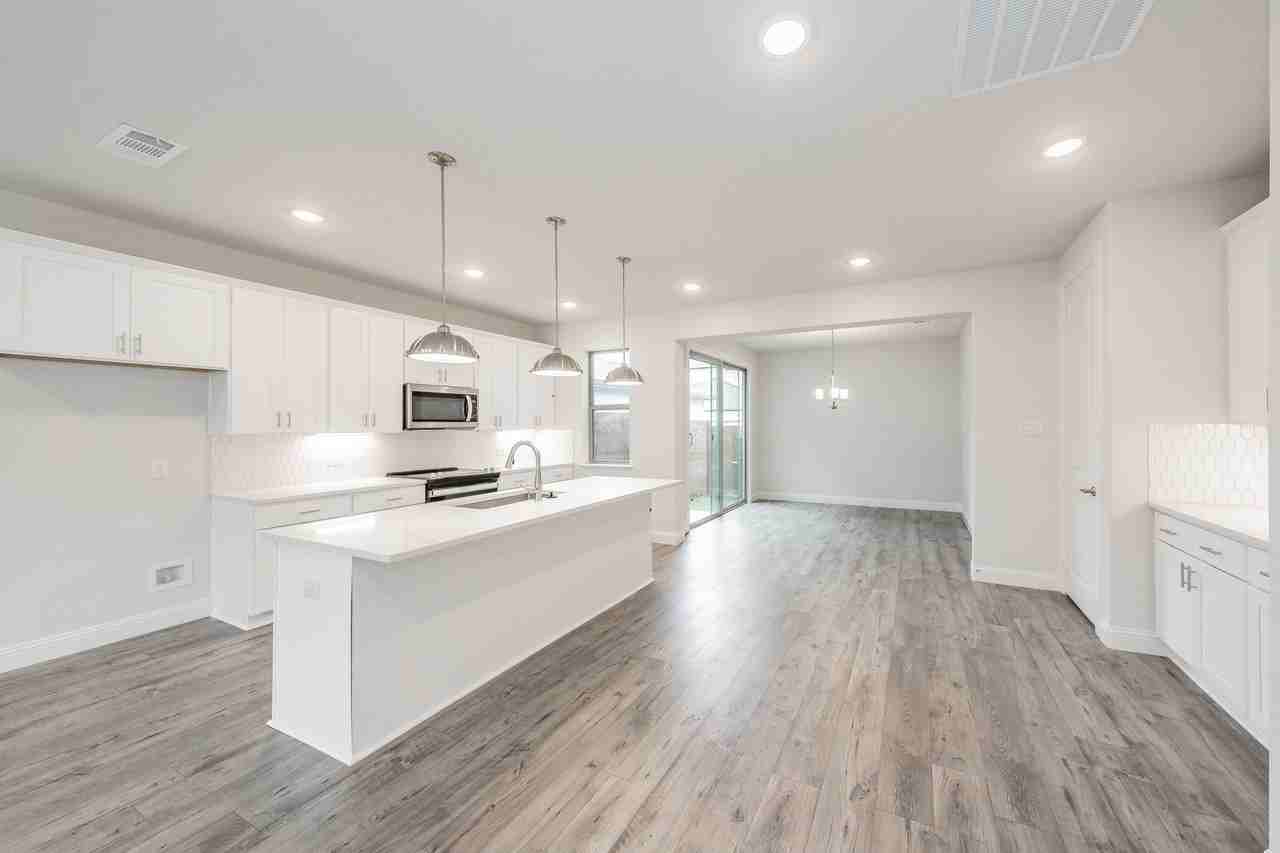 9709 Thorncrown Ln - Photo 5 of 39