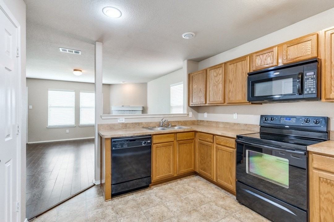 2417 Grand Rapids Dr - Photo 4 of 10