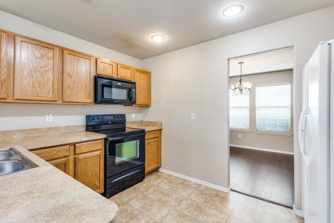 2417 Grand Rapids Dr - Photo 5 of 10