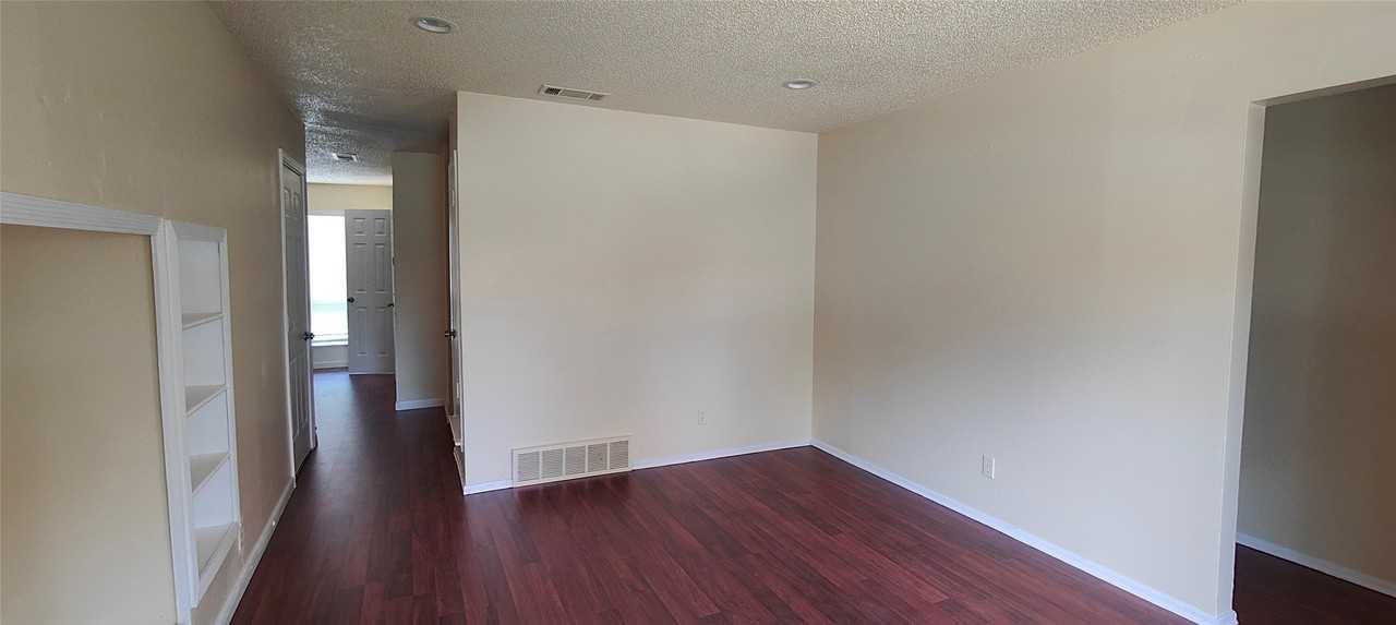 2413 Royal Dr - Photo 3 of 26