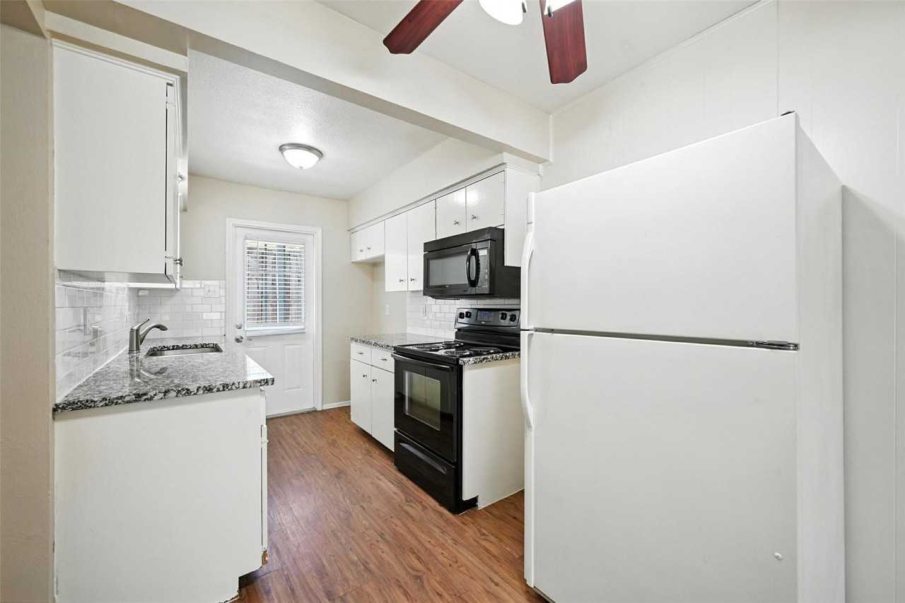 103 W Brown St #2 - Photo 4 of 24