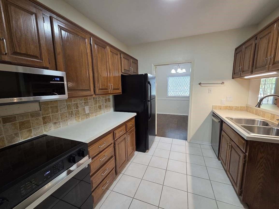 5839 Lake Point Dr - Photo 6 of 22