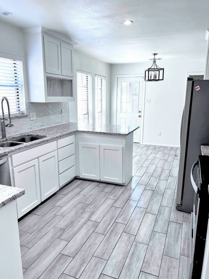 9408 Summerhill Ln - Photo 3 of 11