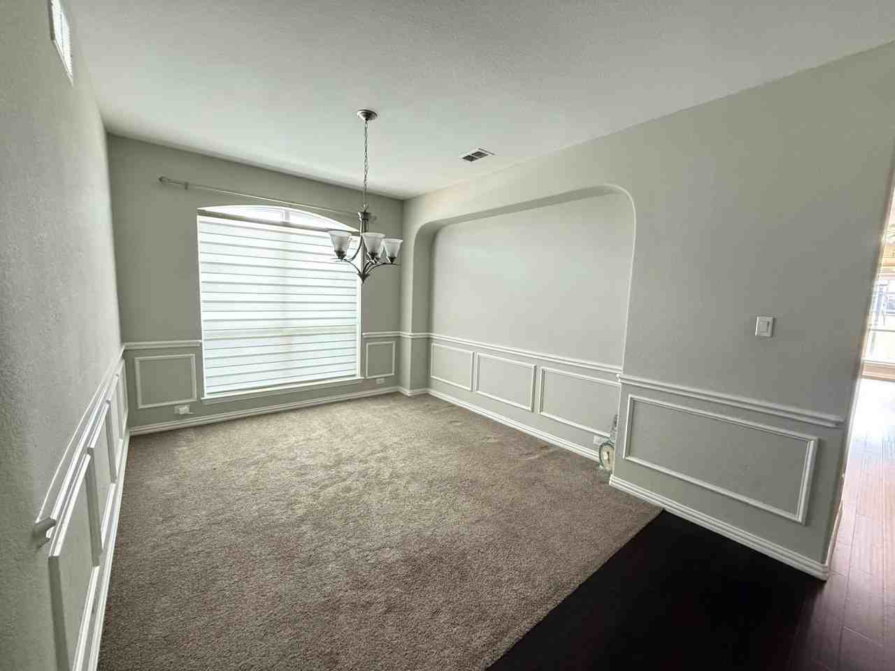 5613 Alpenrose Ave - Photo 5 of 23