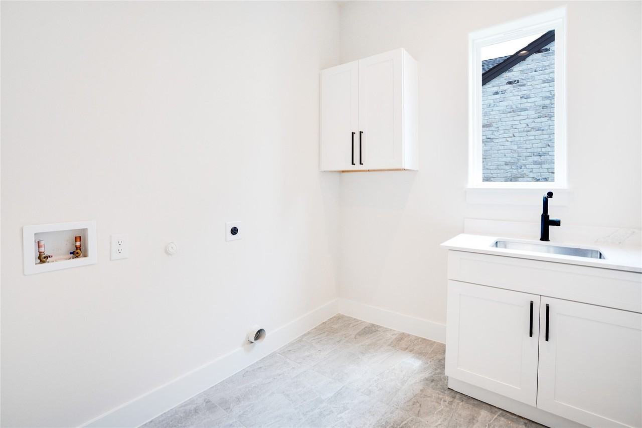 7614 Linwood Ave - Photo 7 of 39