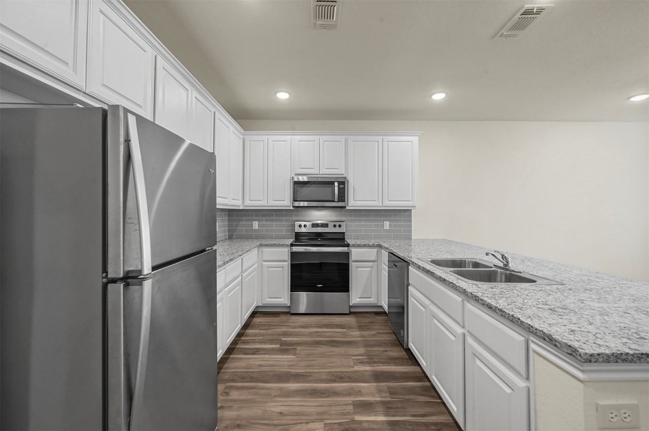 105 Se 4th St #2 - Photo 4 of 23