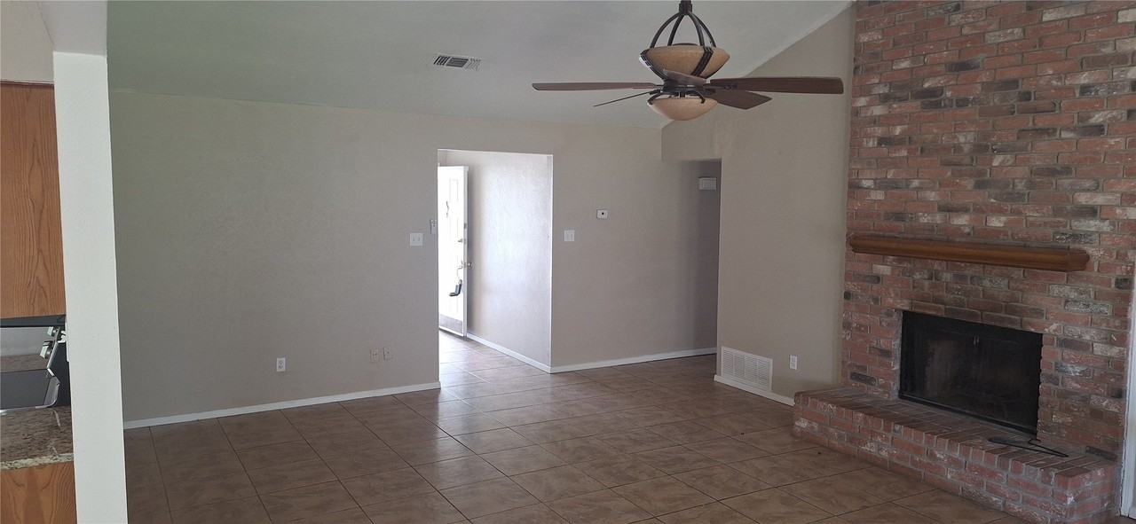 2428 Heathercrest Dr - Photo 2 of 13