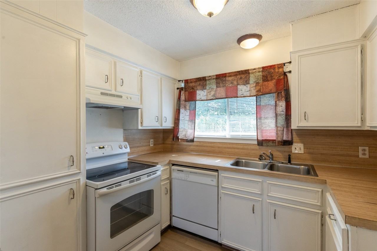 1733 Chucker Ct - Photo 6 of 28