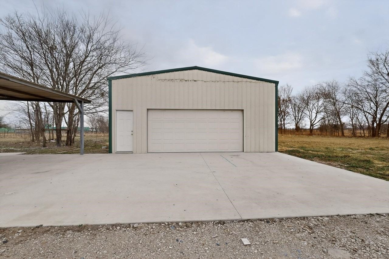 6553 Private Road 2270 - Photo 4 of 32