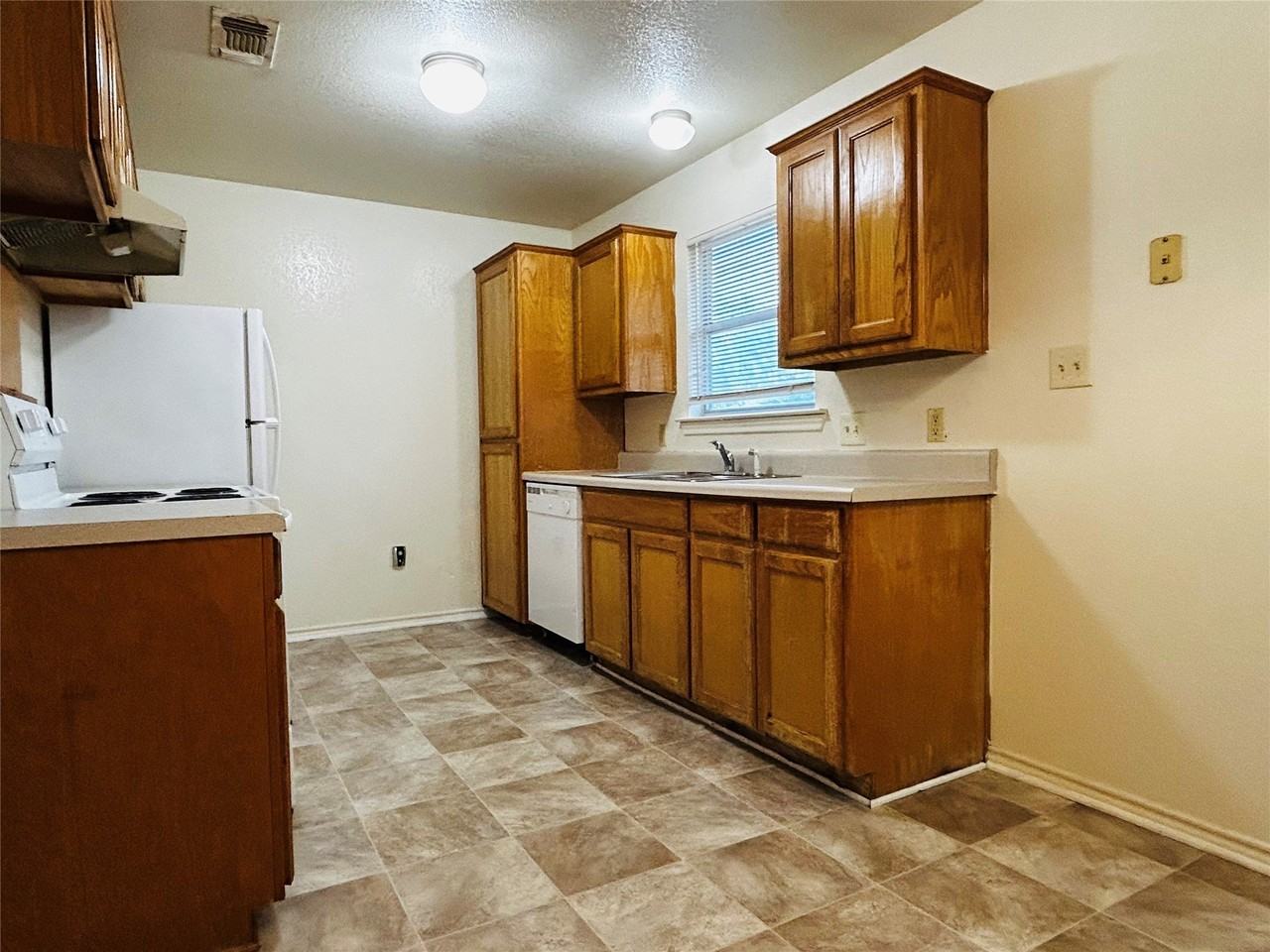 1602 Moss St - Photo 3 of 7