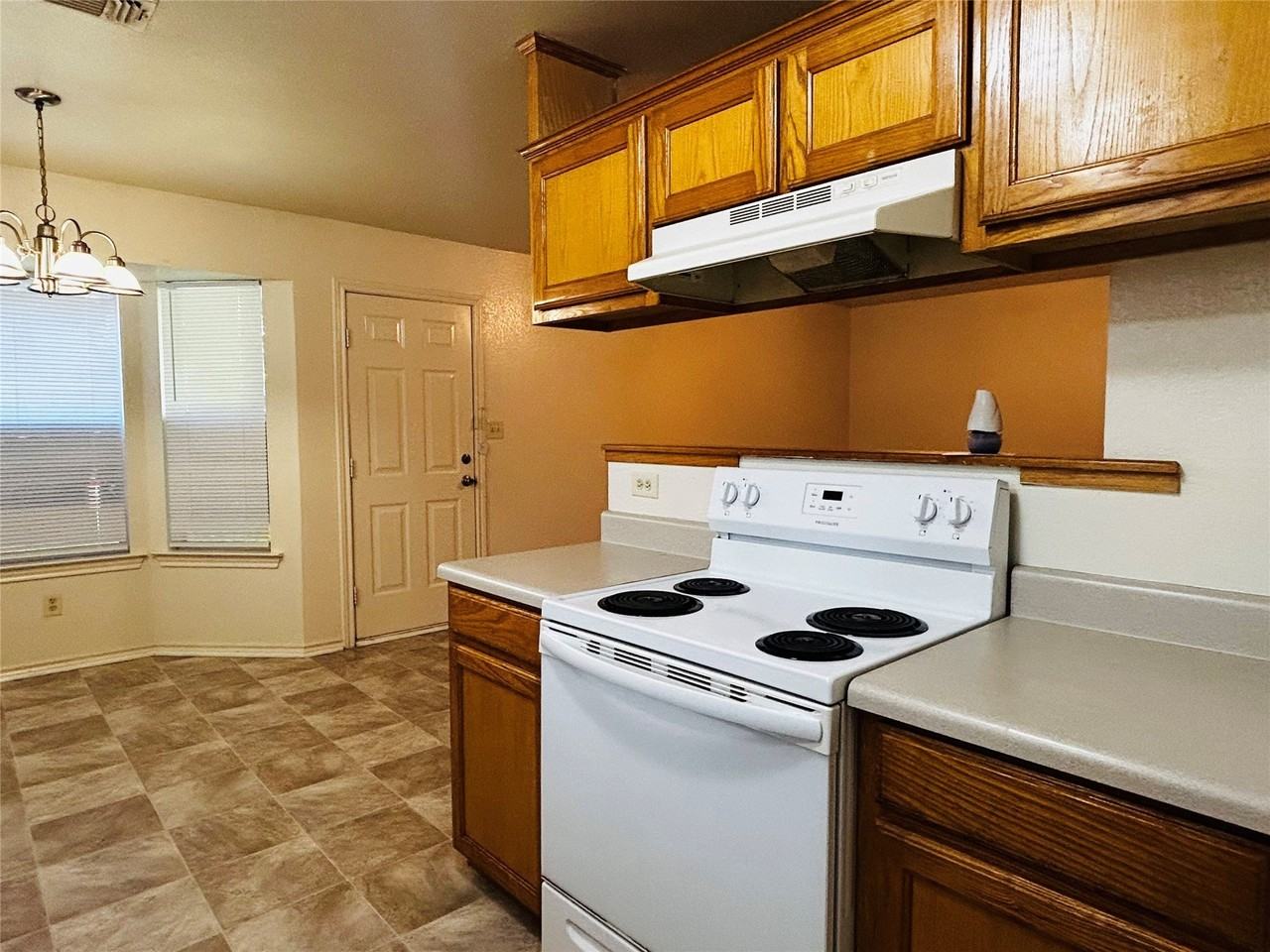 1602 Moss St - Photo 4 of 7