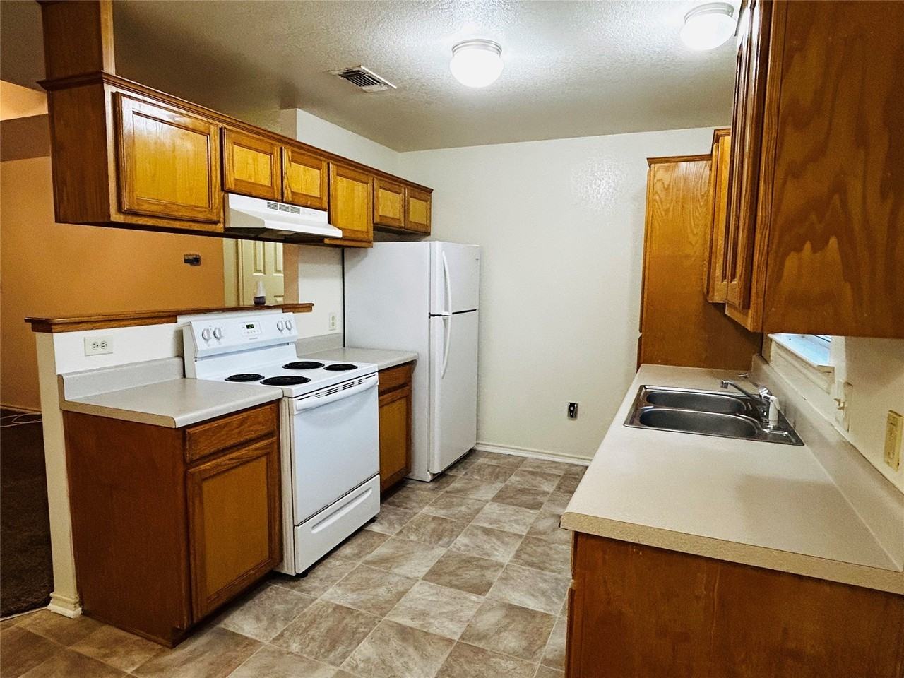 1602 Moss St - Photo 5 of 7