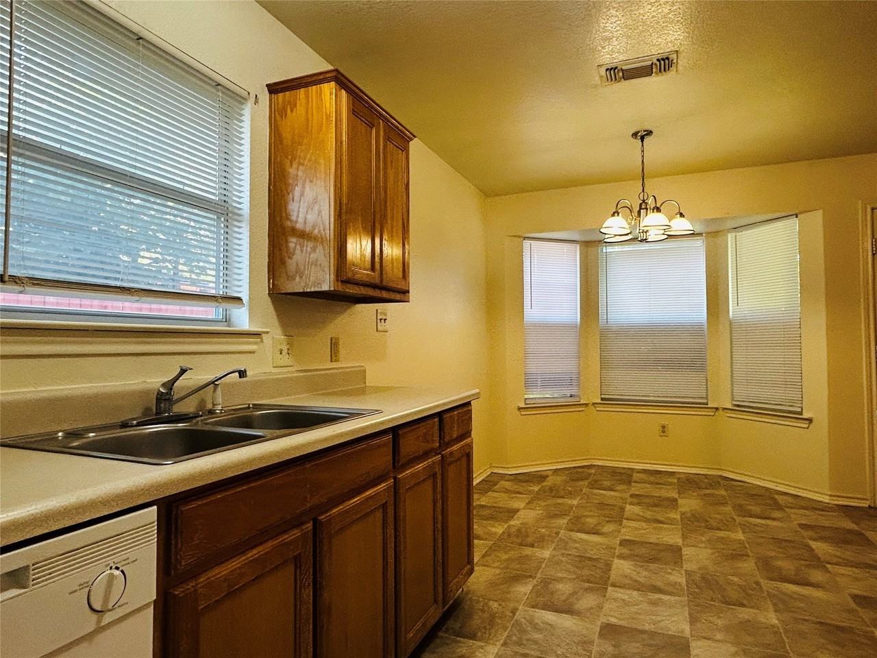 1602 Moss St - Photo 6 of 7