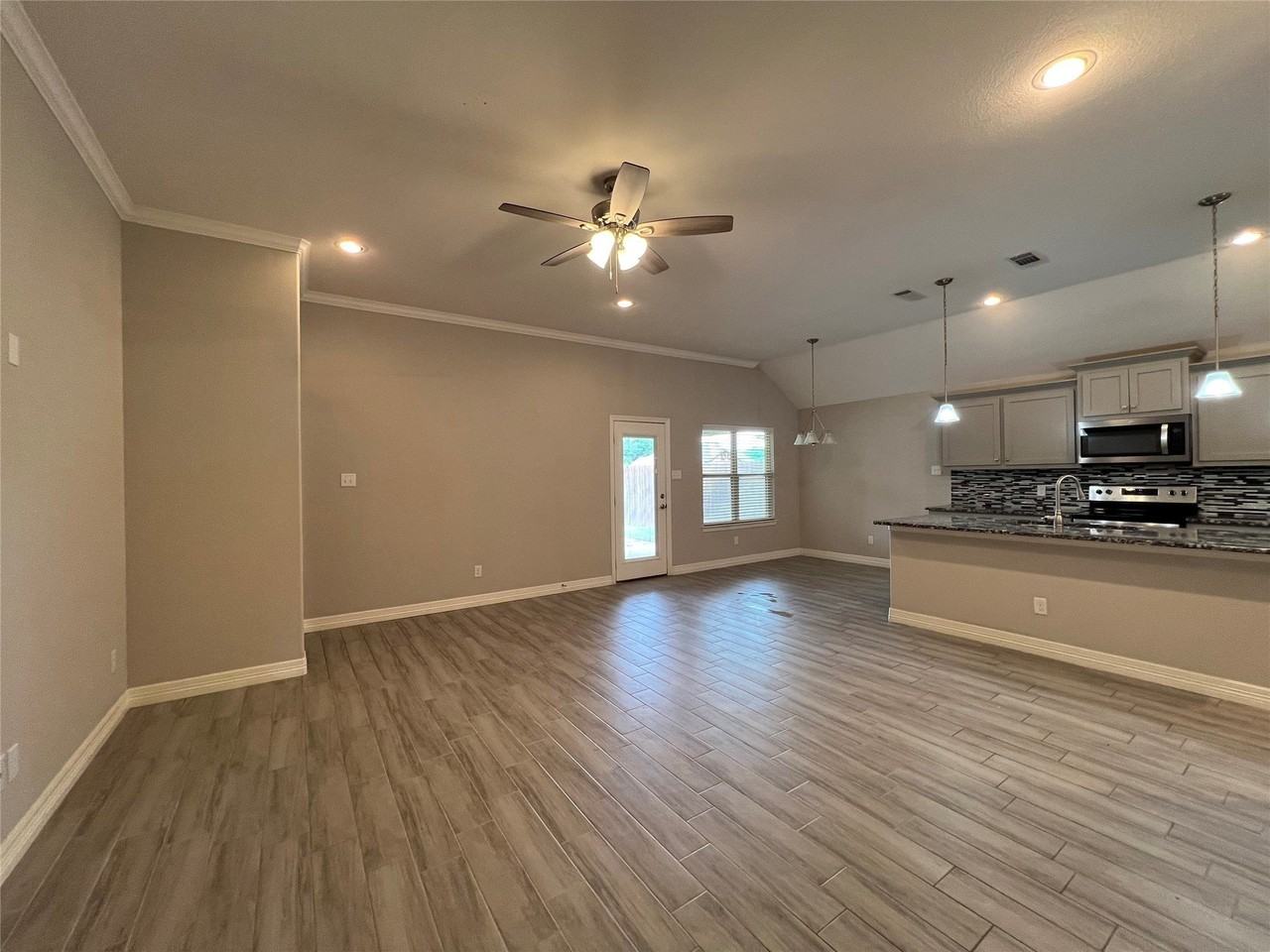 148 Frank St - Photo 3 of 35