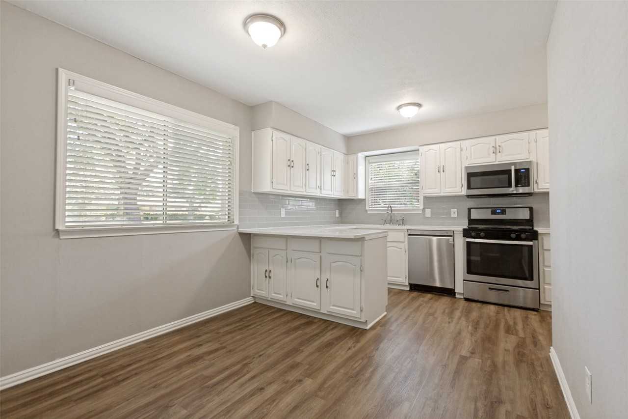 1130 Greencove Ln - Photo 4 of 12