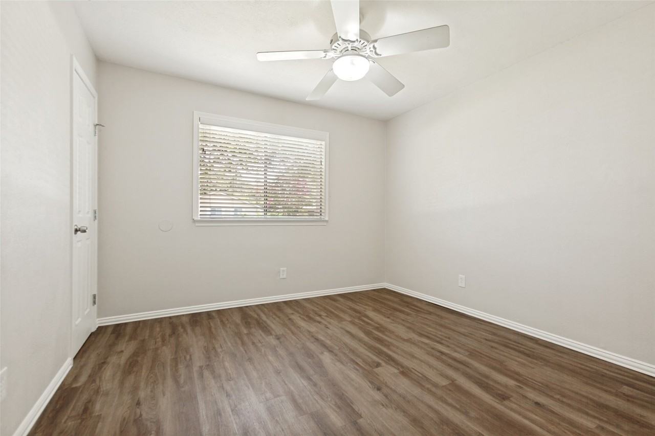 1130 Greencove Ln - Photo 5 of 12