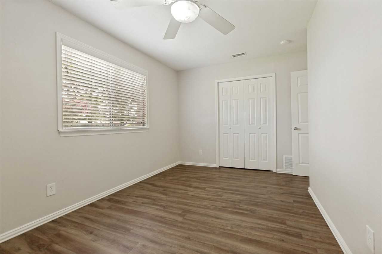 1130 Greencove Ln - Photo 6 of 12