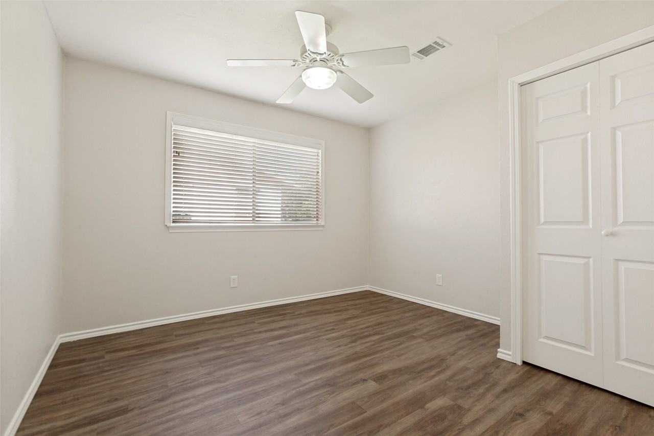1130 Greencove Ln - Photo 7 of 12
