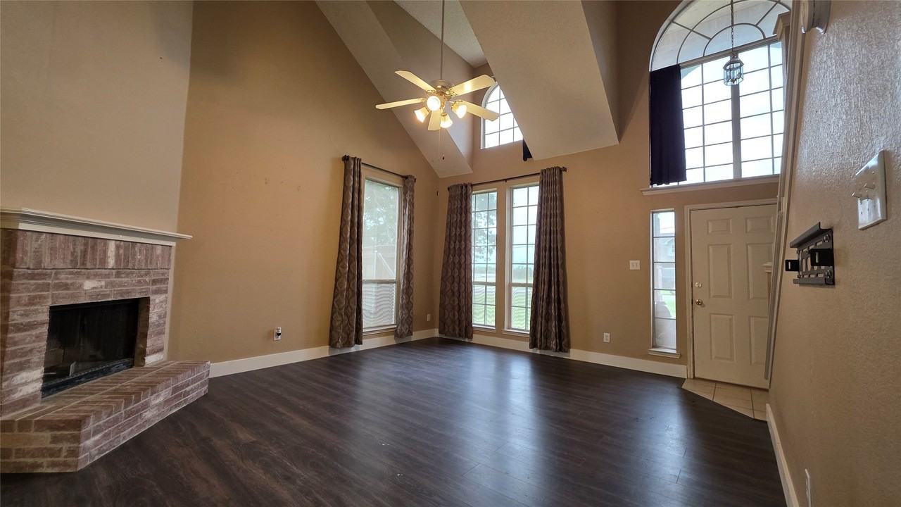 108 Indian Oaks Trl - Photo 4 of 22
