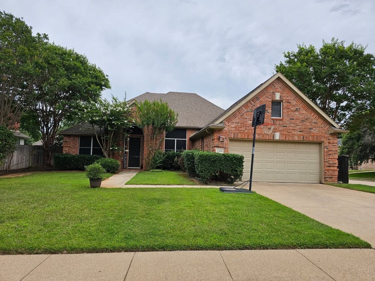 3300 Glenmoor Dr