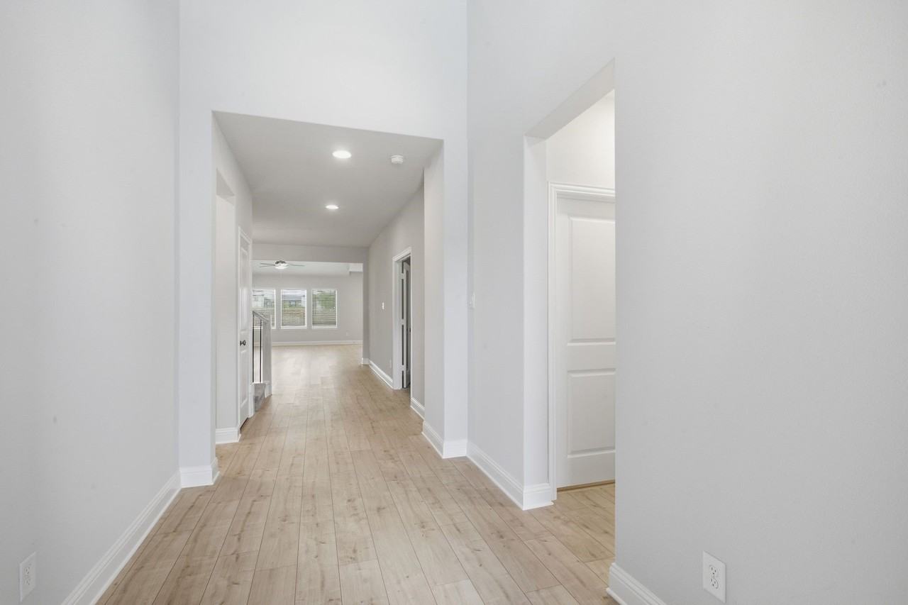 1224 Redcoat Dr - Photo 4 of 40