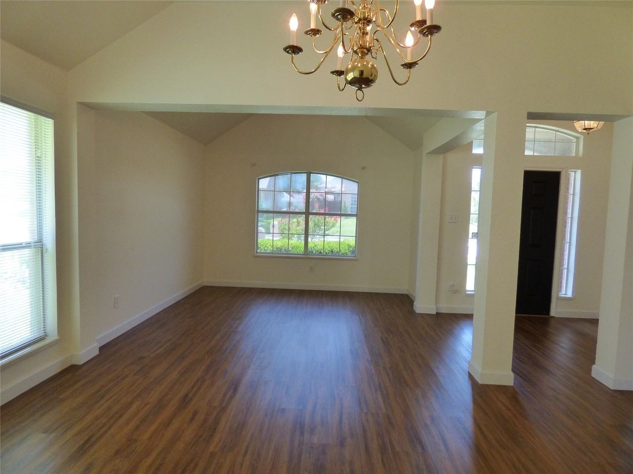 3904 Valez Dr - Photo 3 of 34