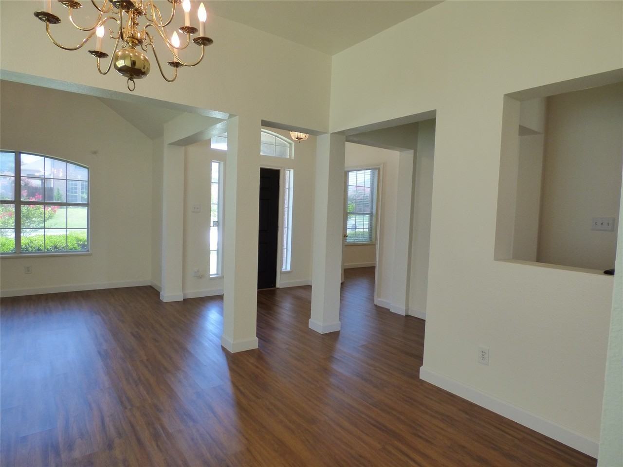 3904 Valez Dr - Photo 5 of 34