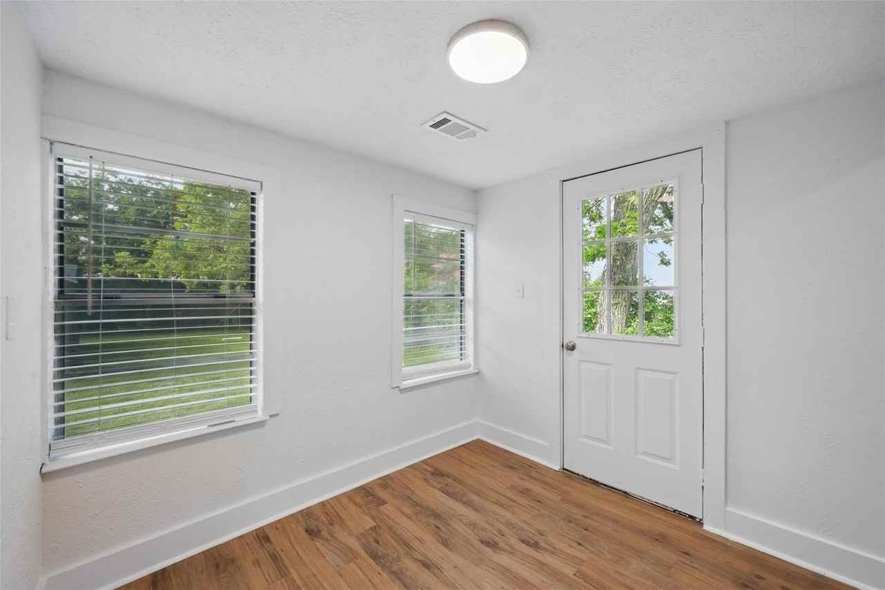 906 E Houston St - Photo 6 of 32