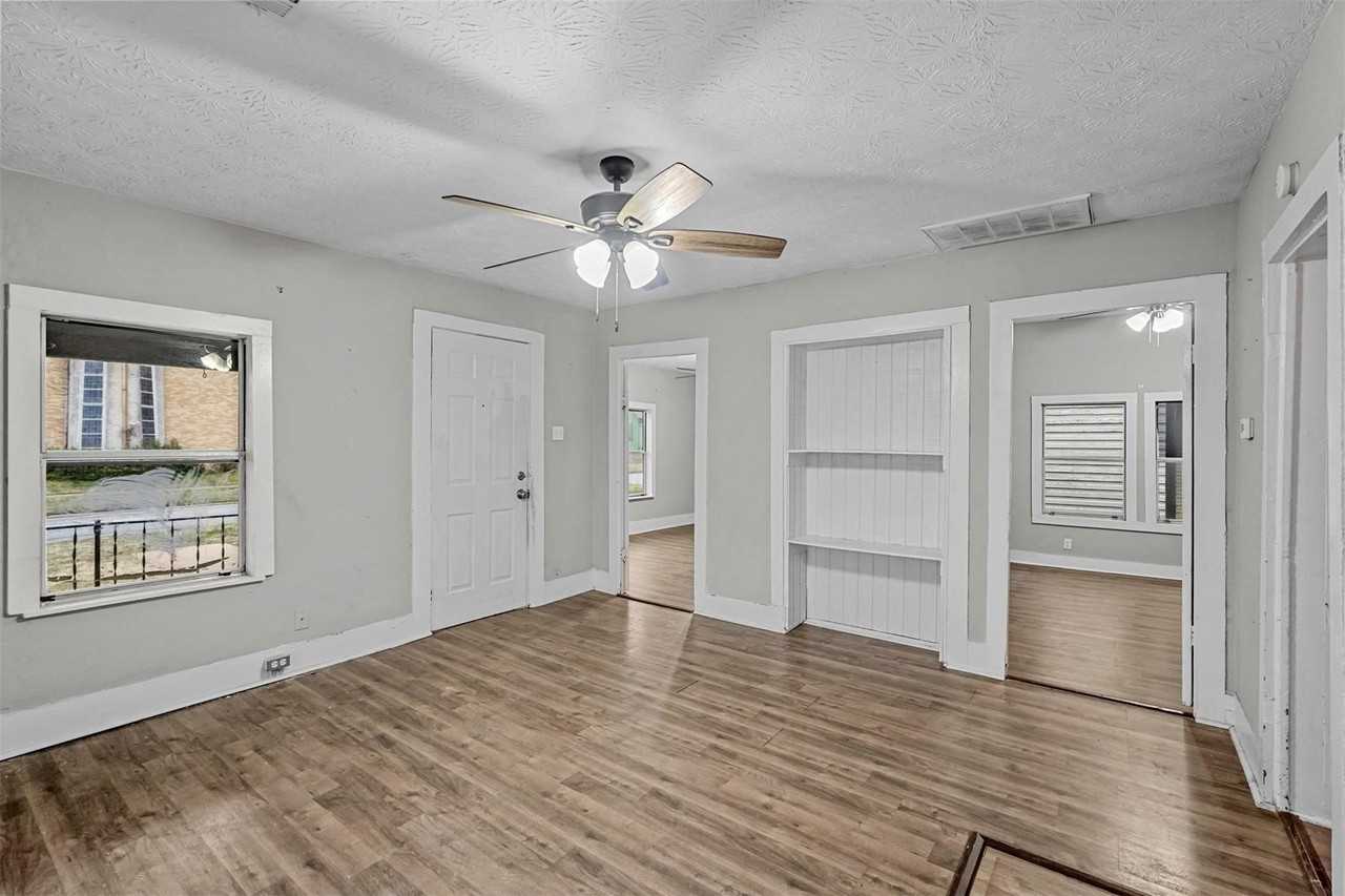 906 E Houston St - Photo 7 of 32