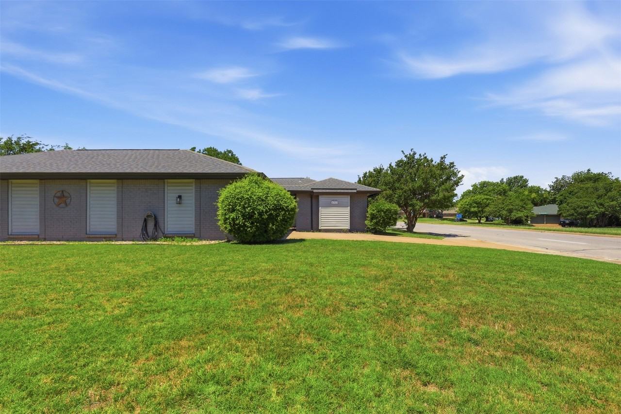 4351 Altamesa Blvd - Photo 3 of 30