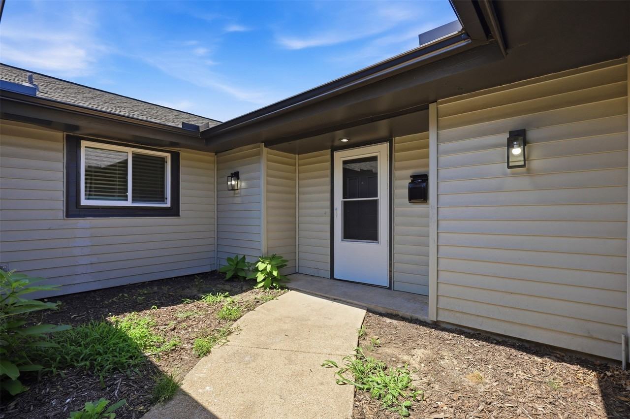 4351 Altamesa Blvd - Photo 4 of 30