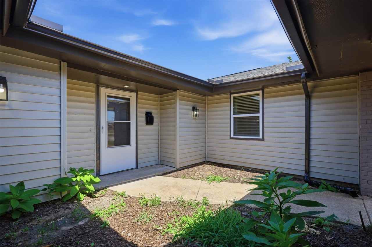 4351 Altamesa Blvd - Photo 5 of 30