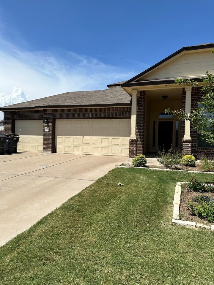 5301 Flat Iron Dr - Photo 3 of 10