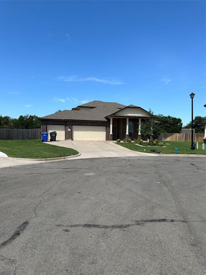 5301 Flat Iron Dr - Photo 4 of 10
