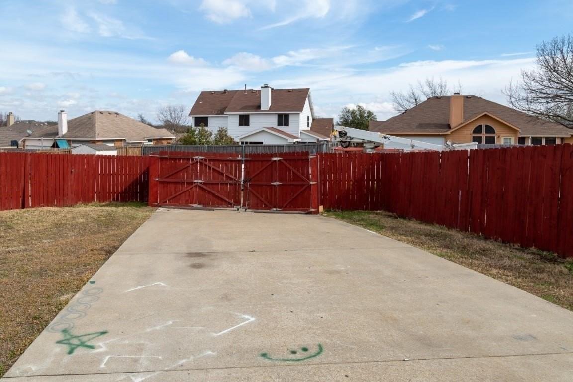 1524 Jessica Ln - Photo 4 of 25