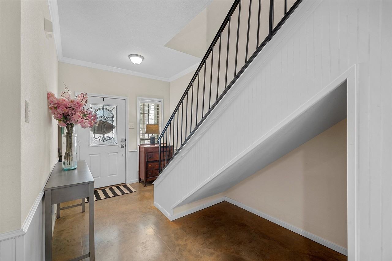 2823 Savannah Ct - Photo 3 of 19