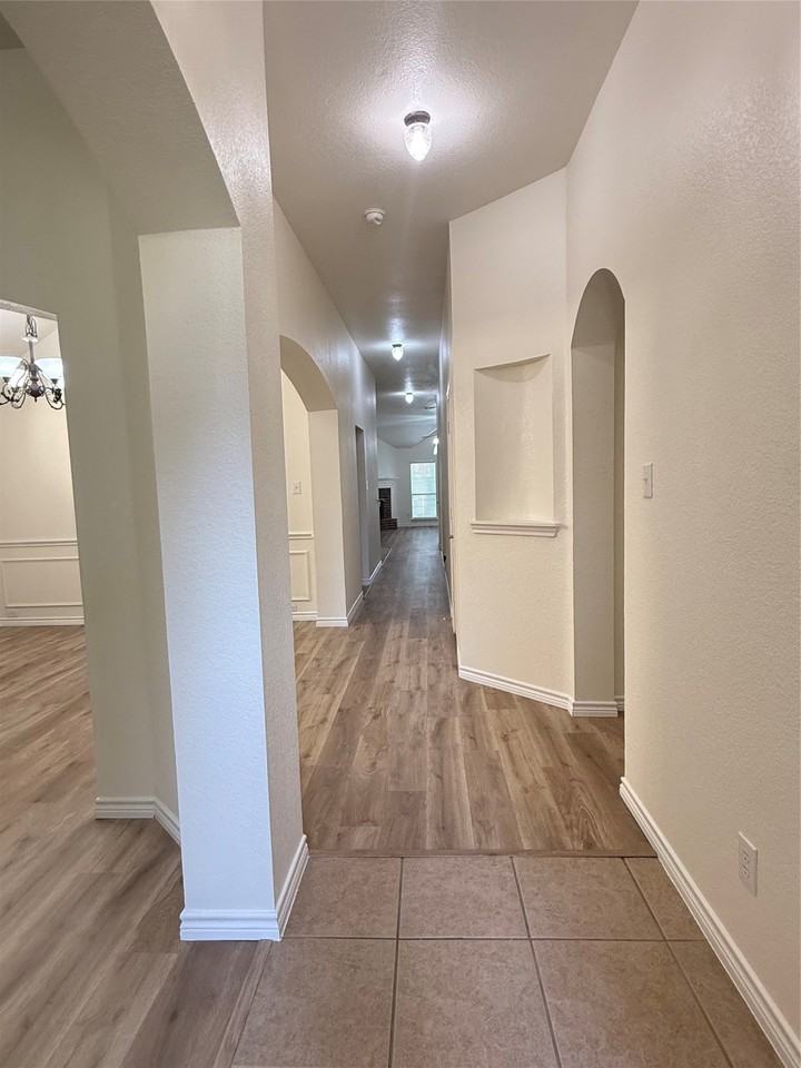 10755 Providence Dr - Photo 3 of 18