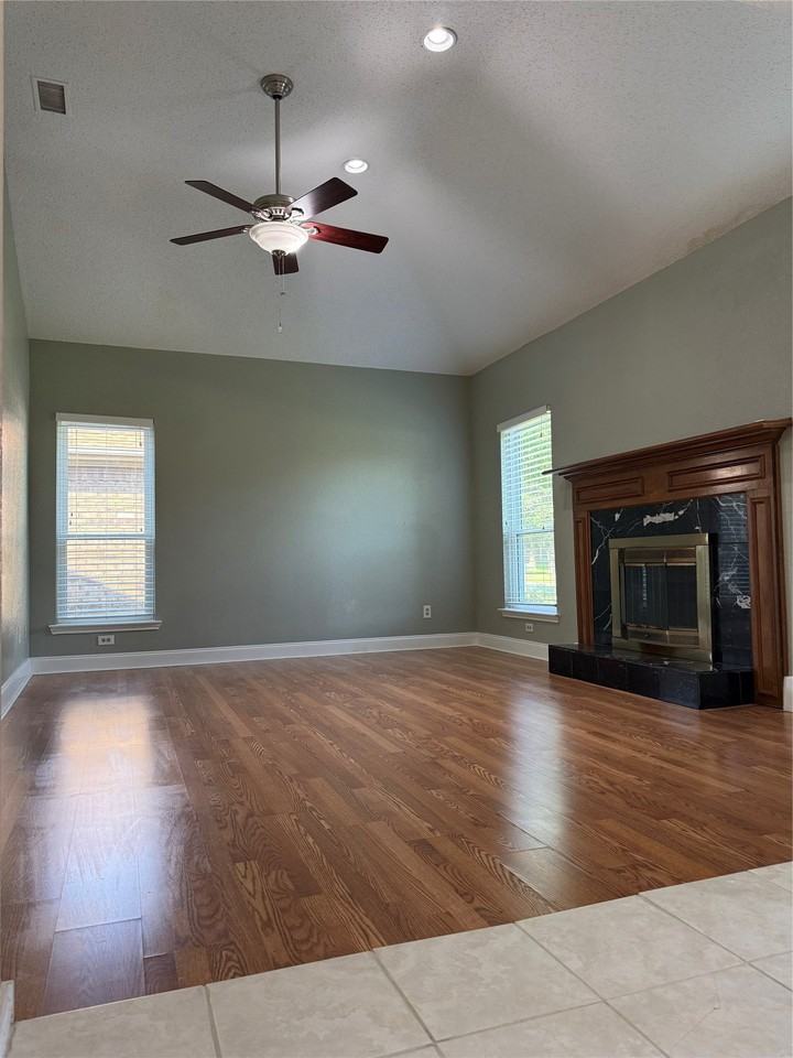 2210 Crystal Creek Ln - Photo 4 of 26