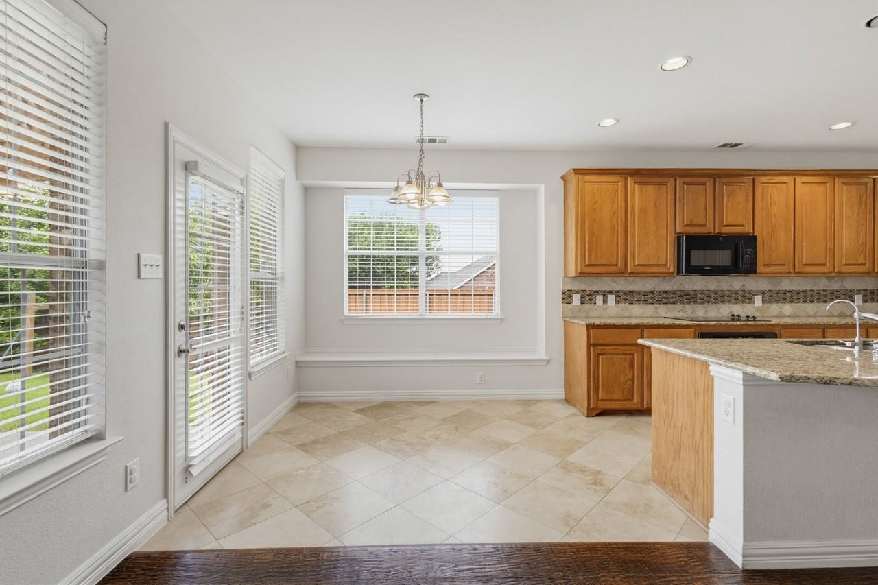 11703 Stephenville Dr - Photo 4 of 37
