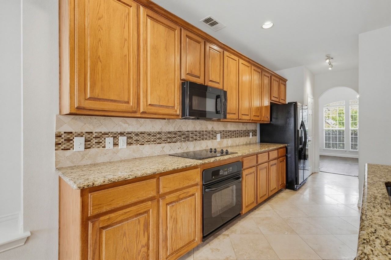 11703 Stephenville Dr - Photo 5 of 37