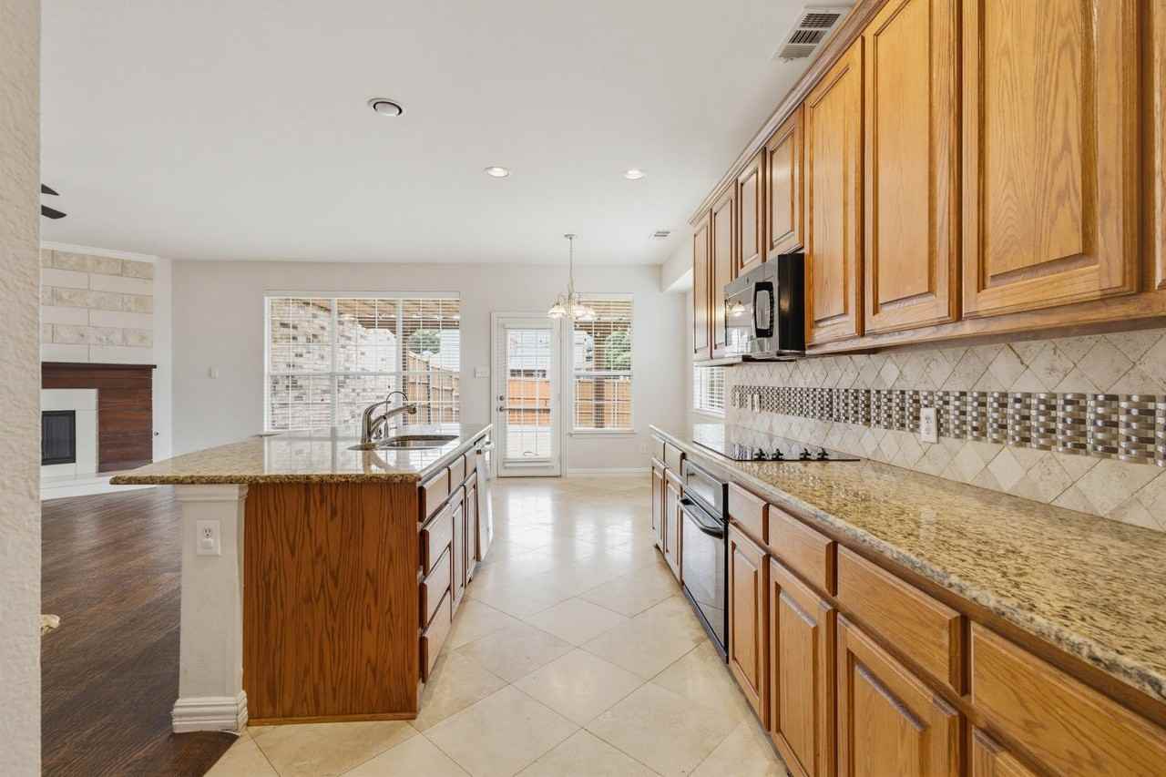 11703 Stephenville Dr - Photo 6 of 37