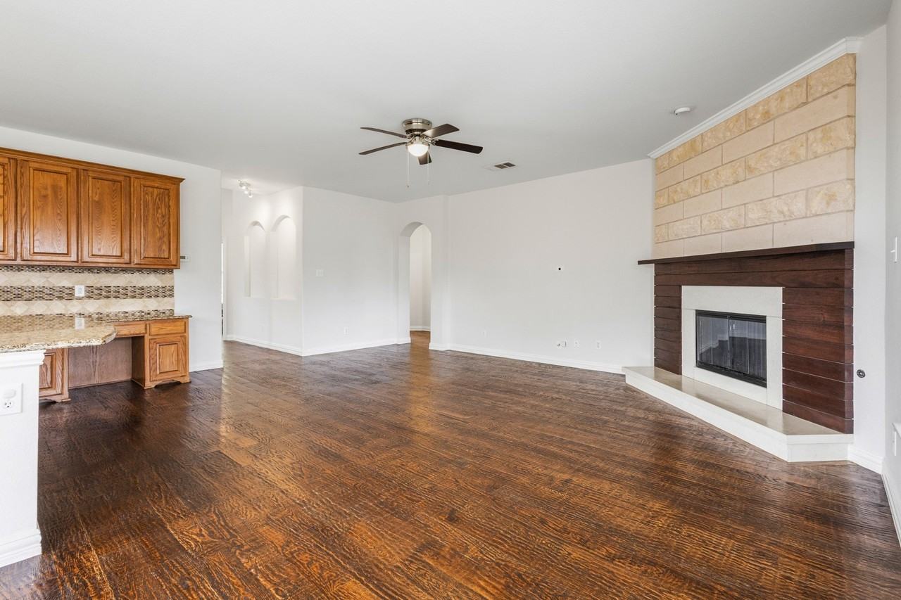 11703 Stephenville Dr - Photo 7 of 37