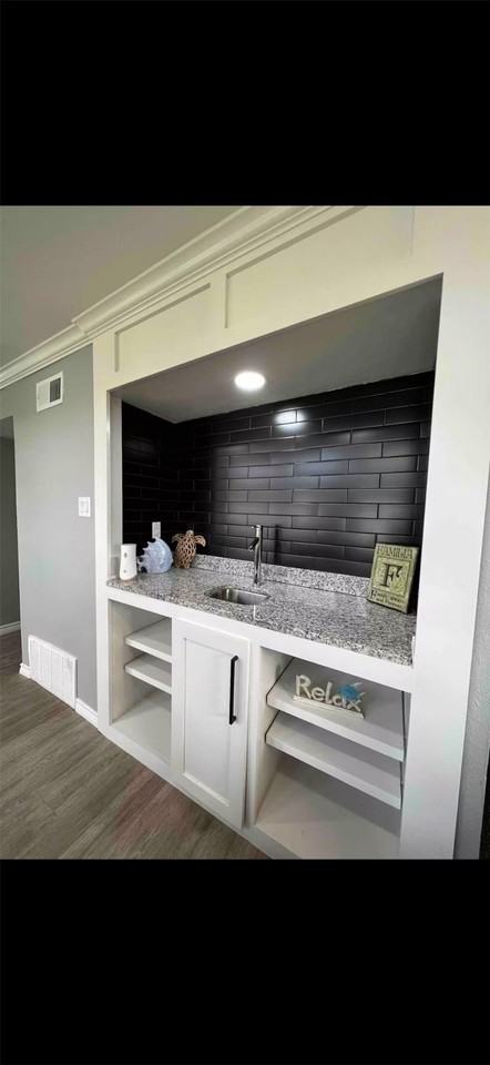 325 Bay Ct - Photo 4 of 20