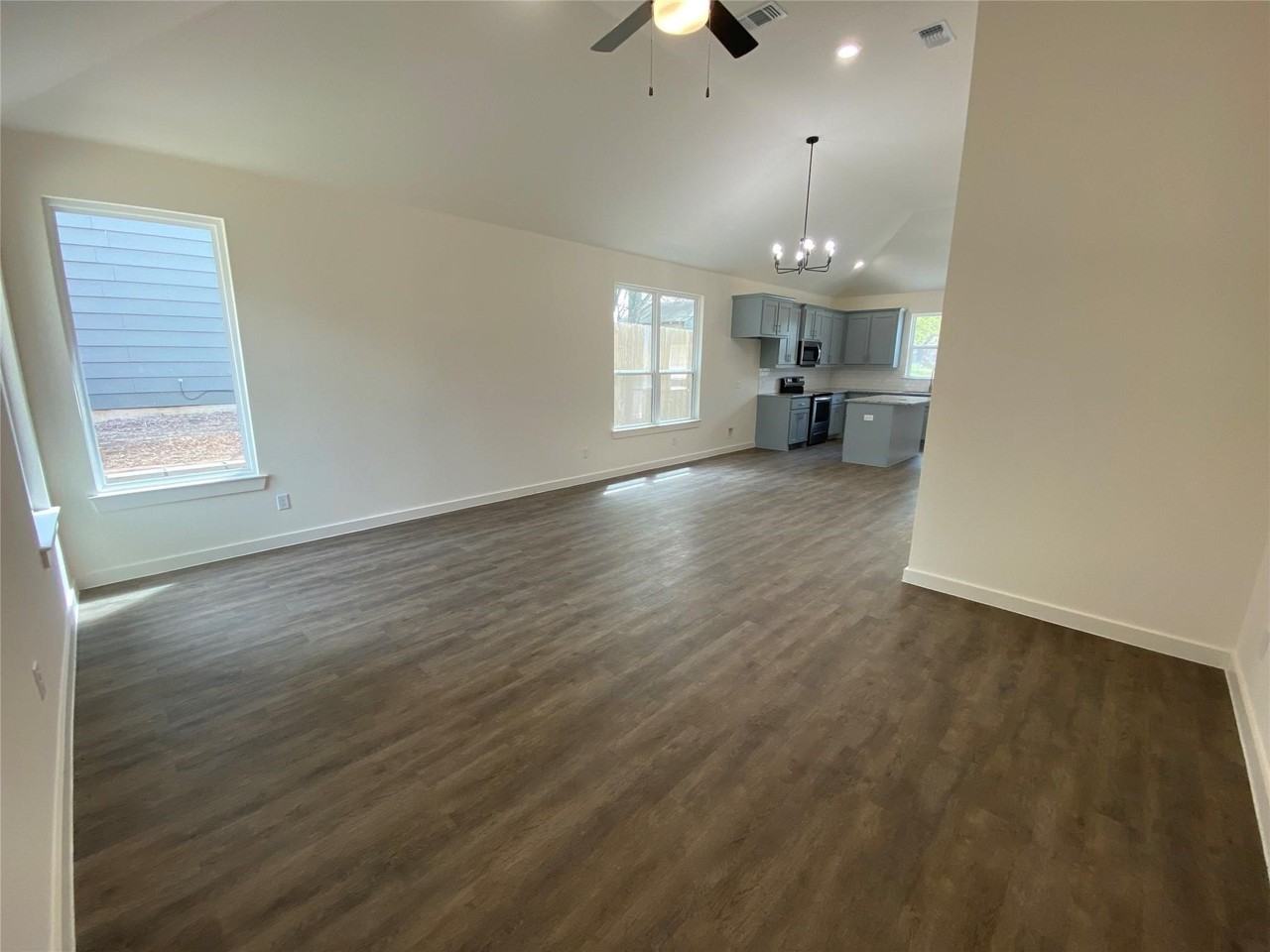 610 E Texas St - Photo 2 of 14