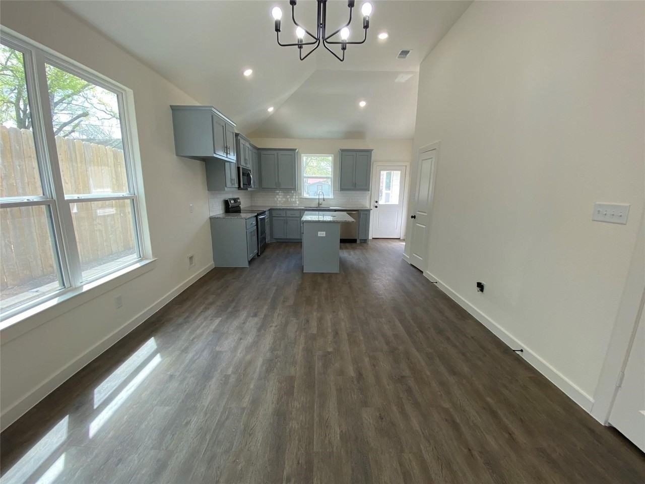 610 E Texas St - Photo 5 of 14