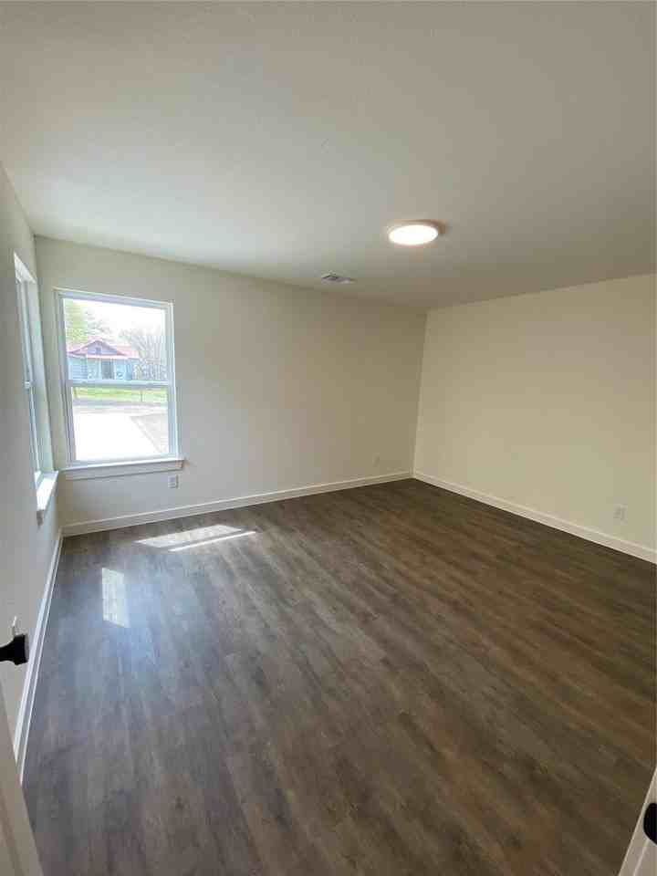 610 E Texas St - Photo 7 of 14