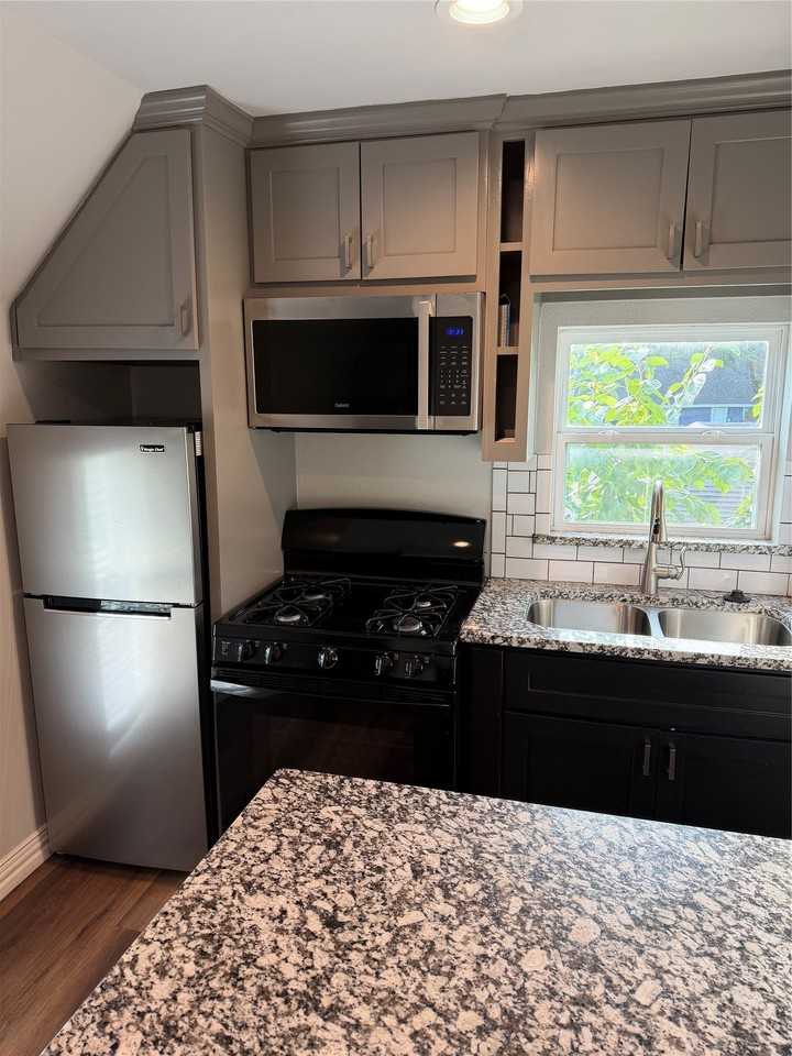 106 W Hull St #200 - Photo 2 of 10
