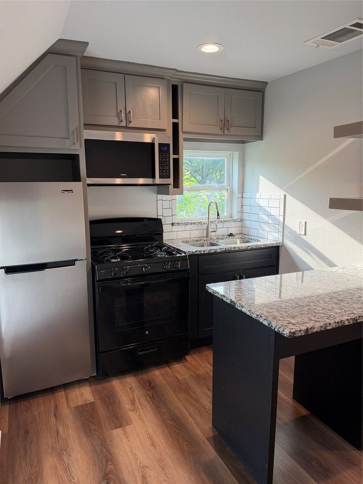 106 W Hull St #200 - Photo 4 of 10