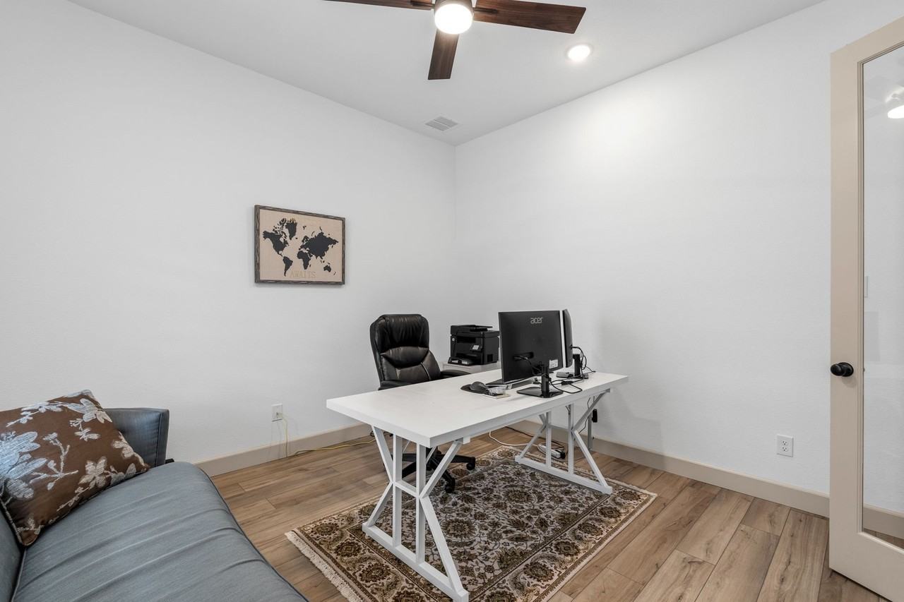 9540 Hedge St - Photo 4 of 40