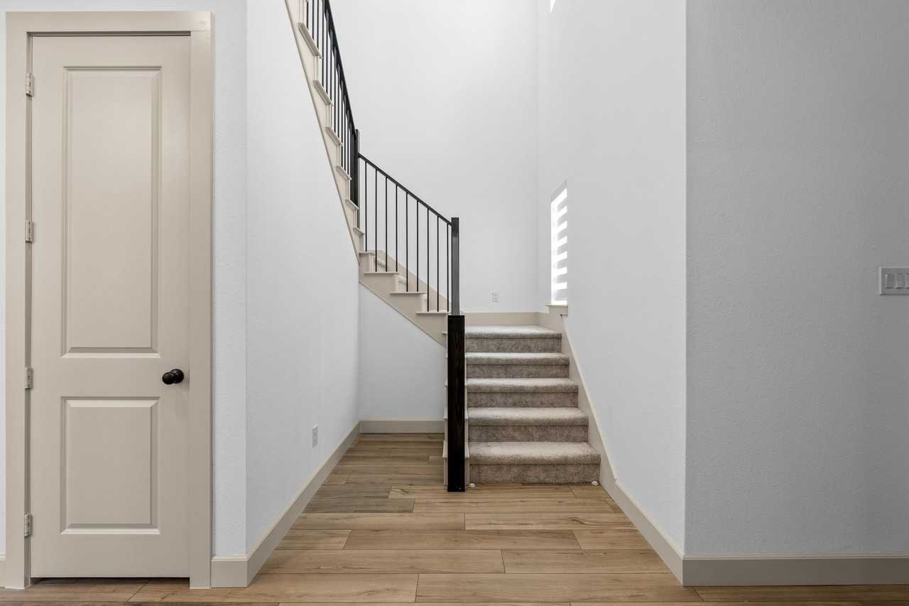 9540 Hedge St - Photo 5 of 40